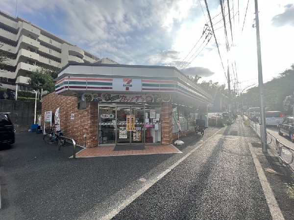 周辺環境:セブン-イレブン 横浜獅子ヶ谷１丁目店(近くて便利、期待以上の品質を提供するコンビニエンスストアです。酒たばこ取扱い有。無料Wi-Fi有。)