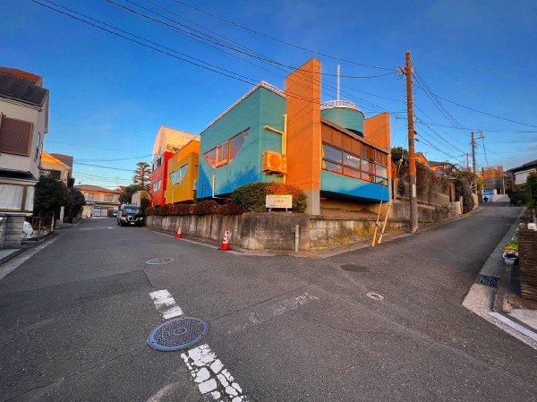 周辺環境:寺尾幼稚園(子供たちの「自由と主体性」を育てる幼稚園。木工の家や巨大絵画を共同制作する。園庭の木登りが大人気。)