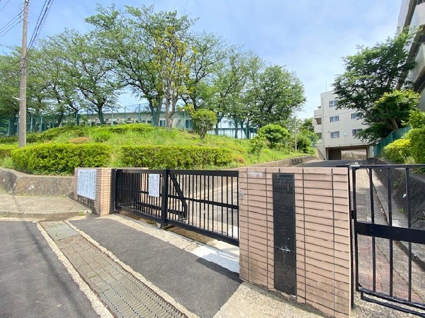 周辺環境:獅子ヶ谷小学校(獅子ヶ谷市民の森が近くにあり自然環境に恵まれている。春の全校遠足は縦割りで高学年と低学年が交流する。)