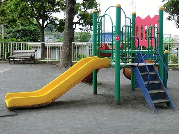 周辺環境:獅子ヶ谷公園(公園内には花壇や緑も多く、お散歩にも最適な公園。砂場、滑り台等の遊具もあり、お子様も楽しく遊べます。)