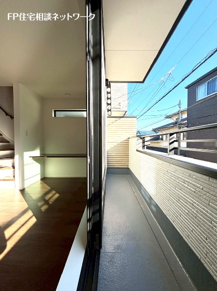 リビングに繋がるバルコニー。明るい光と爽やかな風を室内にたくさん取り込むことが出来そうです。