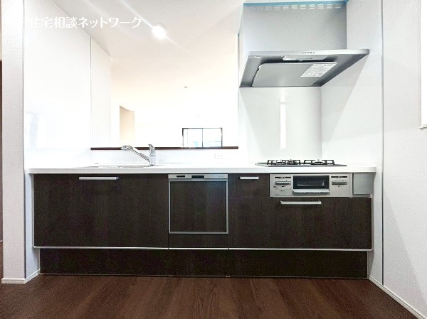 対面式のカウンターキッチンは出来上がったお料理をお子様が運ぶなど、お手伝いの機会も増えそうですね。