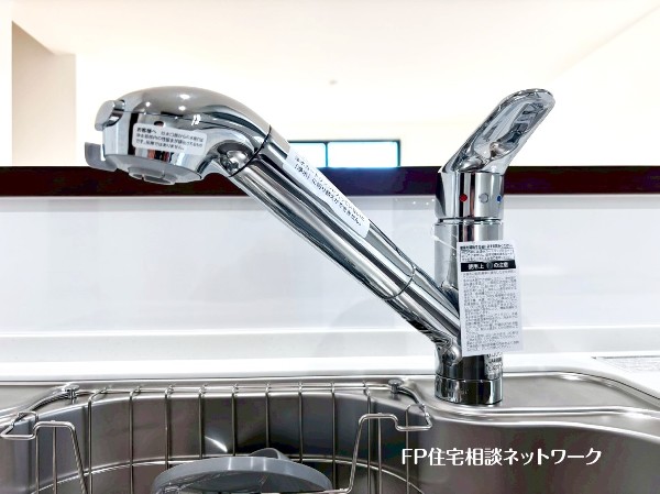 スタイリッシュな、浄水器一体型水栓です。水栓にシャワーホースと浄水器を内蔵し、カルキ臭など軽減。