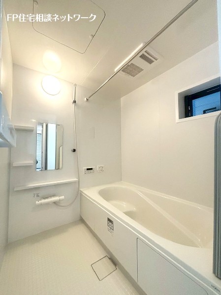 鏡の裏に収納棚を確保した三面鏡を採用。化粧品や歯ブラシなどを機能的に収納。これで朝の身支度も快適。