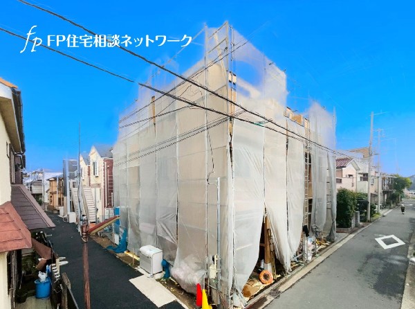 外観:前面道路は車通りの少ない道路。小さなお子様も安心です。お車の出し入れが苦手な方も駐車しやすそうです。