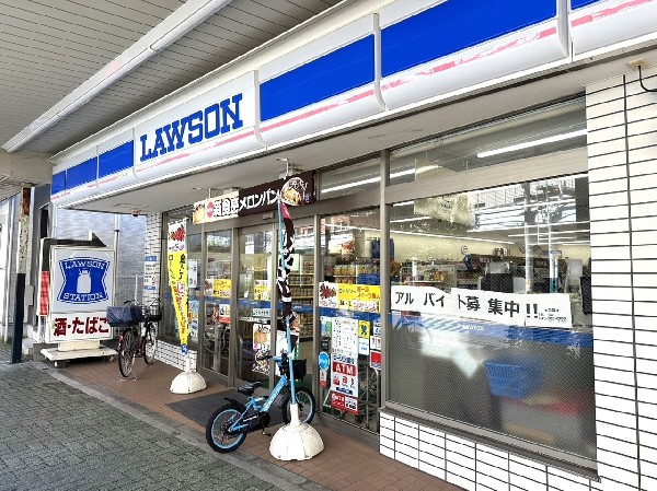 周辺環境:ローソン鶴見本町通二丁目店(スイーツが人気のコンビニ。店内厨房で炊いたご飯や出来立て揚げ物を提供するまちかど厨房取扱店。)