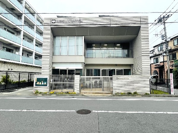 周辺環境:総持寺本町通保育園(緑が多く広大な大本山總持寺の隣接地にあります。自然環境を活かした体験を保育に取り入れている園です。)