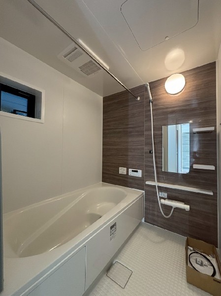 ゆったり入れる１坪タイプの浴室。雨の多い時季のお洗濯に重宝する浴室換気乾燥機付。追炊きオートバス付。