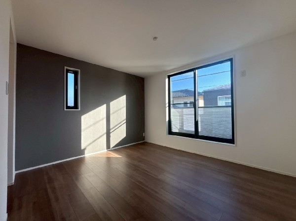 2面採光でお部屋の隅々まで明るい印象の居室。おひさまの光と爽やかな風をたっぷりと取り込めます。