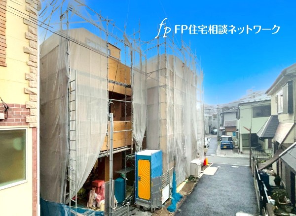 外観:前面道路は車通りの少ない道路。小さなお子様も安心です。全21棟の大型分譲地で、お子様のお友達ができる環境。