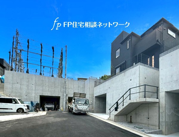 外観:三ツ池公園まで徒歩10分。四季の移り変わりを感じられる贅沢な環境で、毎日のお散歩も気持ちよさそう。