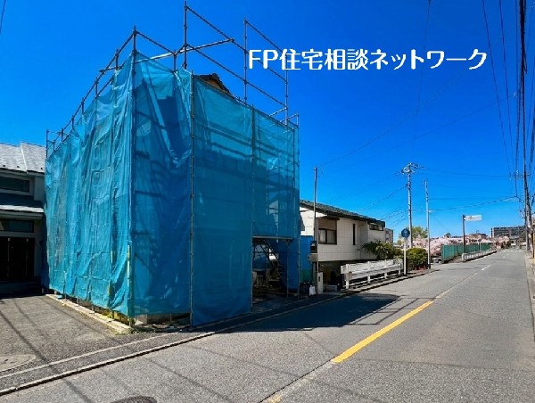 外観:前面は幅8ｍの公道。すぐにお車で出発できて行動範囲が広がります。歩道もあってお子様と歩いても安心。