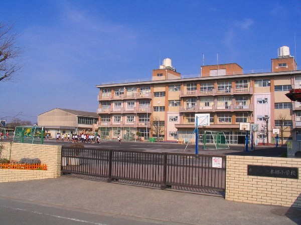 周辺環境:東本郷小学校(各学年3～４クラス、住宅街の中の公園に隣接する小学校です。校庭がかなり広く、春は桜が綺麗に咲きます。)
