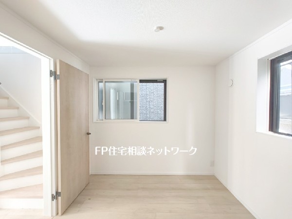 2面採光の居室は風が通り抜けるので、湿気がこもらず安心ですね。クローゼット完備で収納スペースも十分。