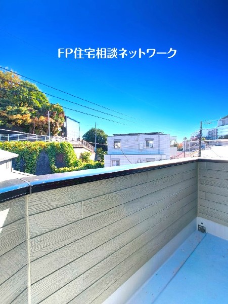 バルコニーは2階と3階の2ヶ所あり。爽やかな風をたっぷりと取り込め、洗濯物もあっという間に乾きそう。