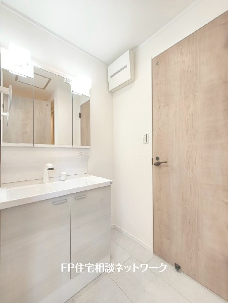 鏡の裏に収納棚を確保した三面鏡を採用。化粧品や歯ブラシなどを機能的に収納し、朝の身支度も快適です。