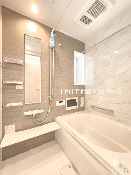 ゆったり入れる1坪タイプの浴室。花粉が気になる季節や雨天時のお洗濯に便利な浴室換気乾燥暖房機付です。