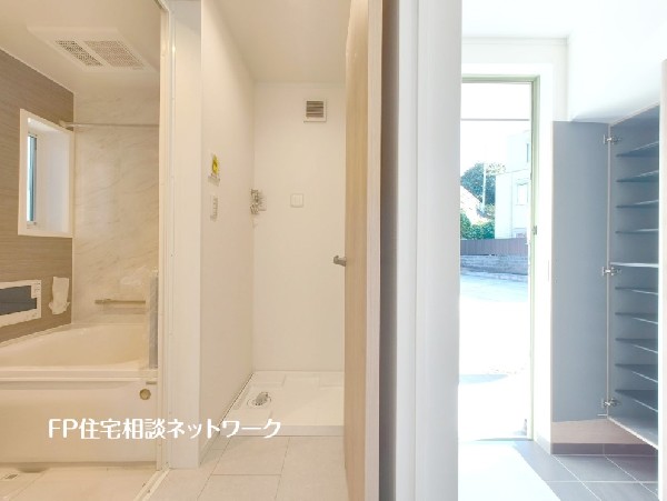 玄関近くに洗面室があるので、帰宅後すぐに手を洗うことが出来ます。お子様の土汚れも洗えて衛生的ですね。