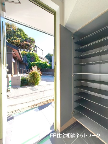 天井までの玄関収納付で、家族の履物が多くても安心。散らかりがちな玄関をスッキリと保つことができます。