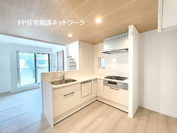 家事動線の良いL型キッチンでお料理ラクラク。半クローズドタイプなので料理の匂いも気になりません。