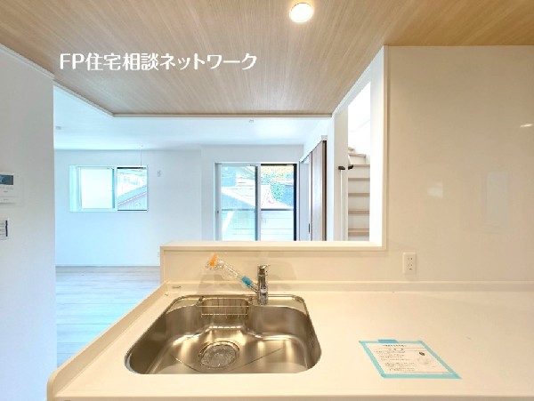 リビングのお子様を見守りながらお料理が出来る対面式カウンターキッチン。ご家族との会話がはずみます。