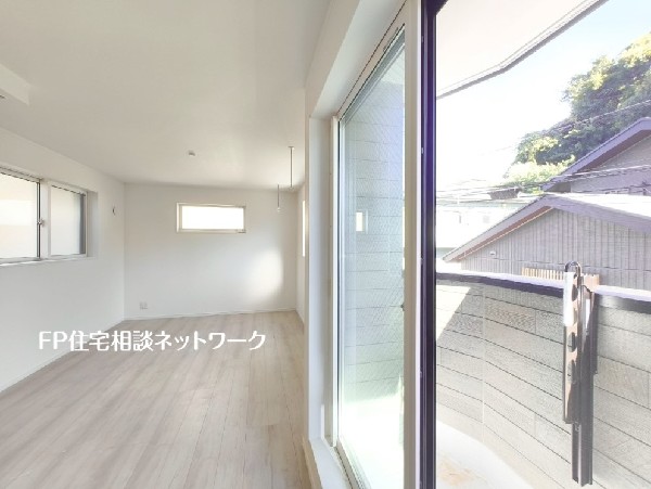 バルコニーに面した大きな窓からは広がりを感じられ、明るいリビングがご家族団欒の時を作ります。