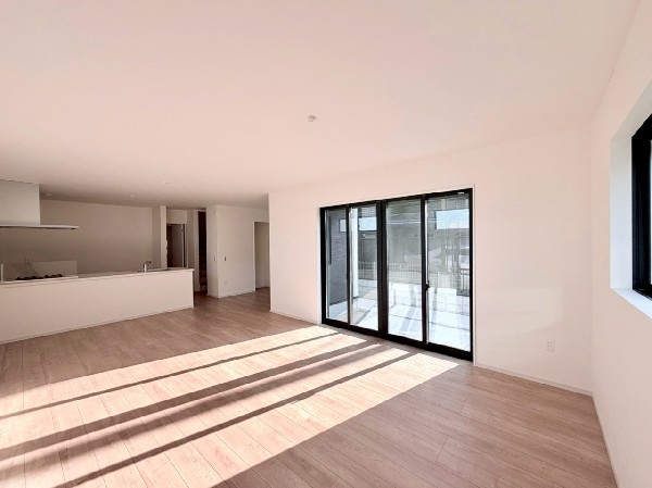 大きな掃出し窓から光が降りそそぐ、明るく開放的なリビング。自然の恵みが、快適で心地の良い空間を演出。