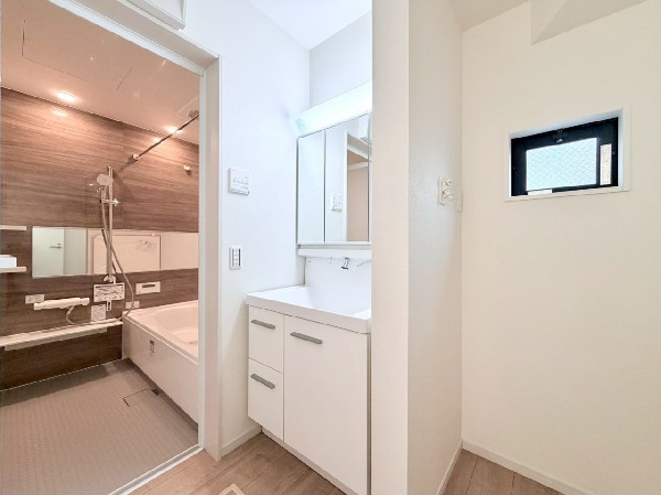 鏡の裏に収納棚を確保した三面鏡を採用。化粧品や歯ブラシなどを機能的に収納し、朝の身支度も快適です。