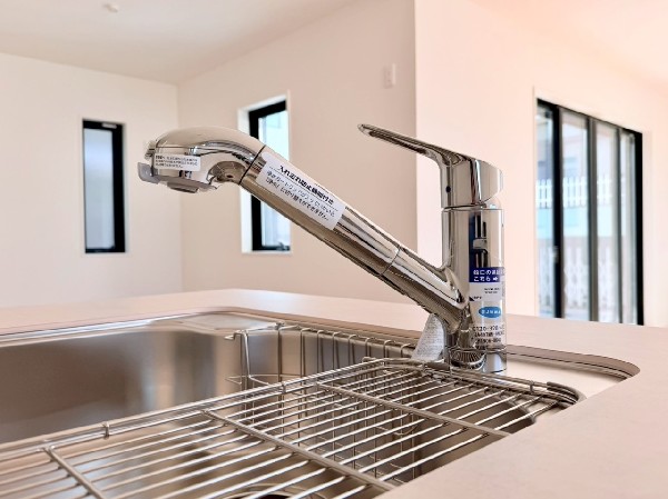 スタイリッシュな、浄水器一体型水栓です。水栓にシャワーホースと浄水器を内蔵し、カルキ臭など軽減。