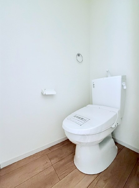 ウォシュレット、暖房便座機能付のトイレです。１階と2階の2ヶ所に設置しているので忙しい朝も便利です。