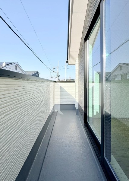 明るい光が差しこむ陽だまりの空間。主寝室につながるバルコニーは家事導線も良好でお洗濯も快適です。