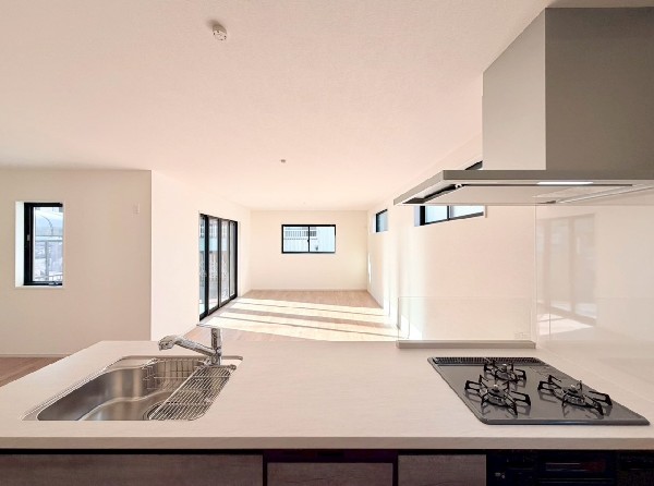 リビングのお子様を見守りながらお料理が出来る対面タイプのオープンキッチン。ご家族との会話が弾みます。