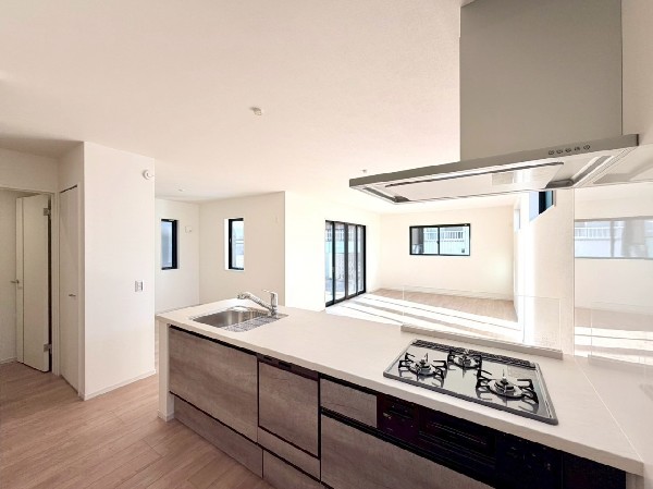 リビングのお子様を見守りながらお料理が出来る対面式カウンターキッチン。ご家族との会話がはずみます。