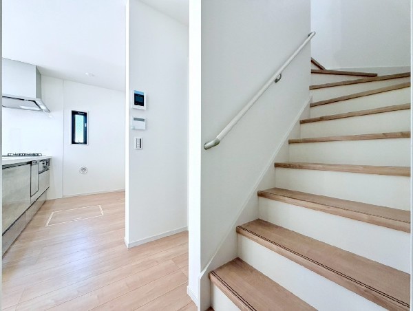 2階へあがるときは必ずリビングを通る動線のリビングイン階段。自然と家族のコミュニケーションも増えそう。