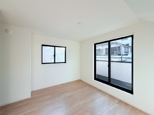 2面採光でお部屋の隅々まで明るい印象の居室。おひさまの光を、爽やかな風をたっぷりと取り込めます。