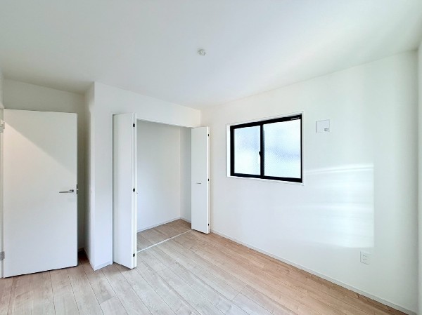 全室にクローゼットを完備しています。収納スペースを上手に使ってすっきりと快適な生活を送れます。