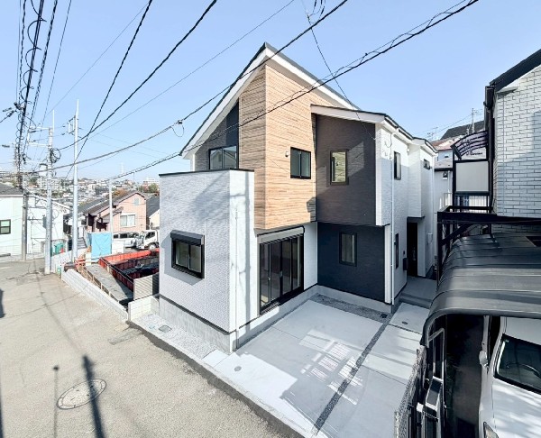 外観:幅4ｍの道路に面しています。道路との高低差もなく、車の出入りがしやすいのでお出かけが楽しみです。  