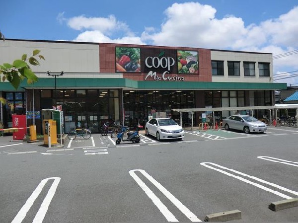 周辺環境: ユーコープミアクチーナ末吉店(「安心、良質、お求めやすい価格」をモットーに、信頼できる食材を提供。営業時間10～21時。駐車場有。)