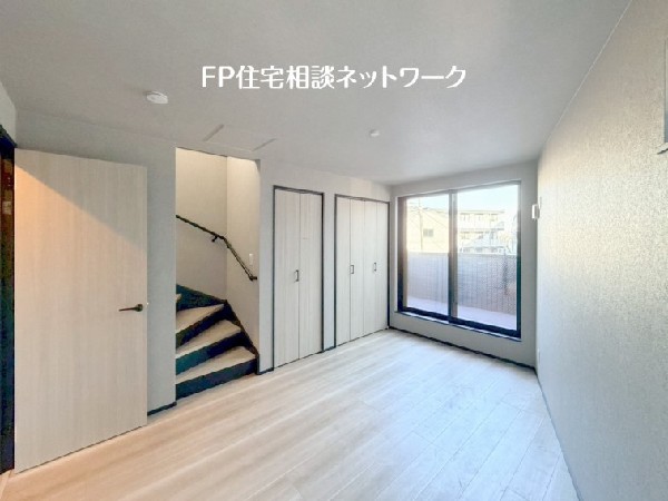 収納力が豊富な大型クローゼット。普段着やスーツはもちろんのこと、コート類などもしっかり掛けられます。