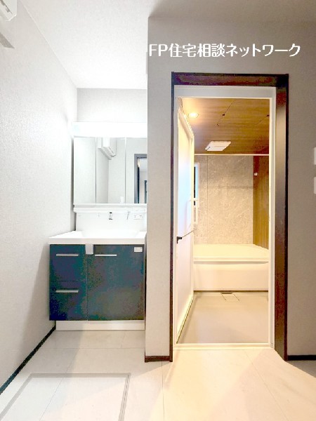 鏡の裏に収納棚を確保した三面鏡を採用。化粧品や歯ブラシなどを機能的に収納し、朝の身支度も快適です。