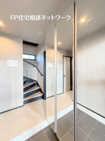 天井までの玄関収納で、家族の履物が多くても安心。全面ミラー扉仕様なので、空間を広く感じます。