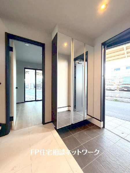 毎日家族を迎え入れてくれる玄関。グレーと白を基調とした玄関は、モダンで落ち着きのある印象を与えます。