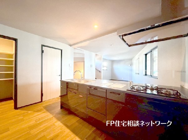 対面式のカウンターキッチンは出来上がったお料理をお子様が運ぶなど、お手伝いの機会も増えそうですね。