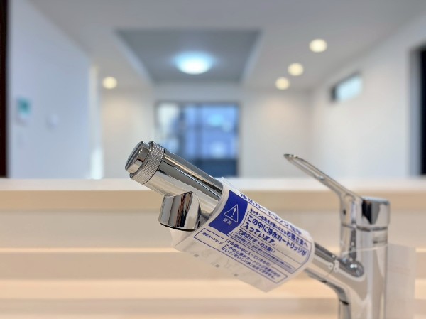 スタイリッシュな、浄水器一体型水栓です。水栓にシャワーホースと浄水器を内蔵し、カルキ臭など軽減