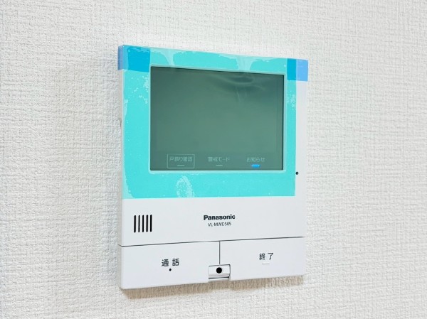 ＴＶモニタ付インターホンでセキュリティ面にも配慮。お子様のお留守番にも安心なセキュリティ設備ですね。