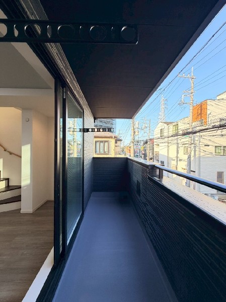 バルコニーは２階と３階、計2ヵ所あります。ご家族が多いご家庭でも洗濯物を沢山干せるのは嬉しいですね！