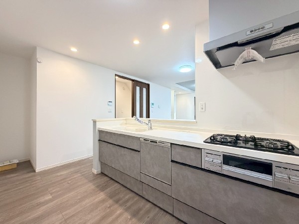 対面式のカウンターキッチンは出来上がったお料理をお子様が運ぶなど、お手伝いの機会も増えそうですね。