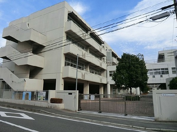 周辺環境:市場小学校(ホタルの鑑賞会や町内のお盆祭り、炊き出しの会、運動会など楽しい行事が充実。たくさんの思い出を作れます。)