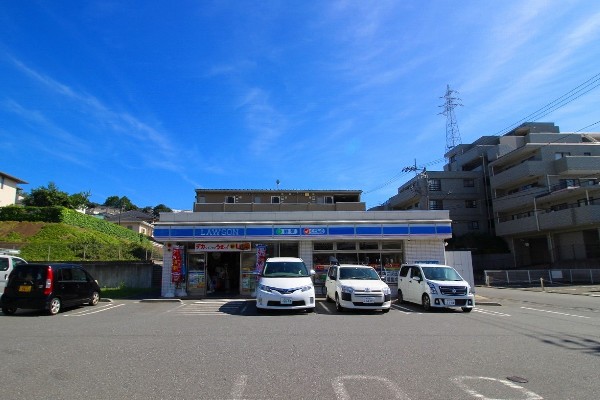 周辺環境:ローソン駒岡一丁目店(スイーツが人気のコンビニ。店内厨房で炊いたご飯や出来立て揚げ物を提供するまちかど厨房取扱店。)