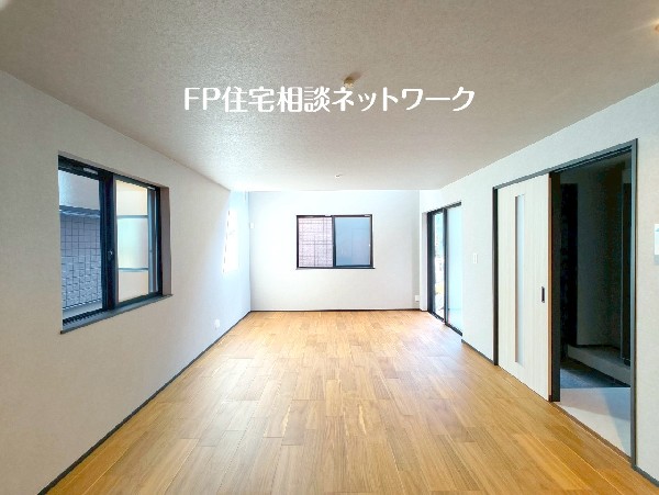 家族だんらんのスペースとなるリビング。窓からの日差しがリビングの隅々までしっかりと届きます。